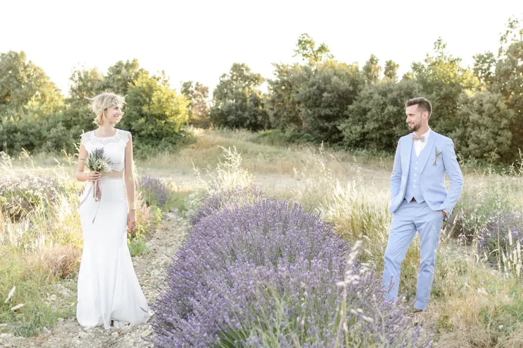 Mariés dans un champs immortalisés par notre photographe